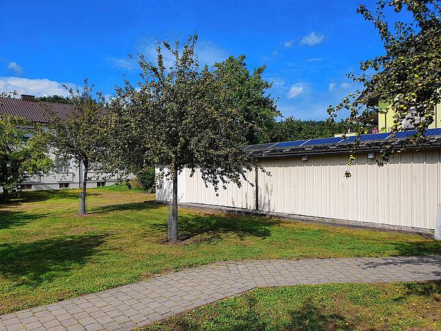 Das alte Pfarrhaus (links) wird abgerissen, an dieser Stelle wird eine Tagespflegeinrichtung sowie sechs Wohnungen für betreutes Wohnen ...