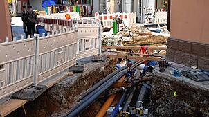 Etwas über die Kreuzung zum Münsterplatz hinaus sollen die Leitungsarbeiten in der Rheinbrückstraße in Bad Säckingen in den kommenden ...