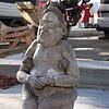 Im Brunnen von Peter Lenk auf der Hofstatt Überlingen ist auch Hermann-Josef Schwarz verewigt, mit zwei Fischen unterm Arm. Er sei froh, ...