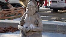 Im Brunnen von Peter Lenk auf der Hofstatt Überlingen ist auch Hermann-Josef Schwarz verewigt, mit zwei Fischen unterm Arm. Er sei froh, ...