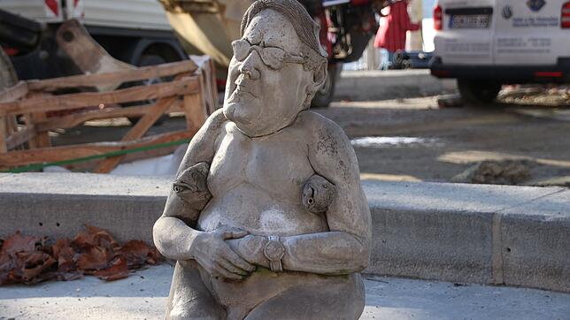 Im Brunnen von Peter Lenk auf der Hofstatt Überlingen ist auch Hermann-Josef Schwarz verewigt, mit zwei Fischen unterm Arm. Er sei froh, ...