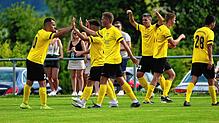 Die Öhninger Spieler bejubeln das Tor von Alessandro Fiore Tapia zum 3:1-Endstand. Mit dem verdienten Sieg gegen die Gäste des FC ...
