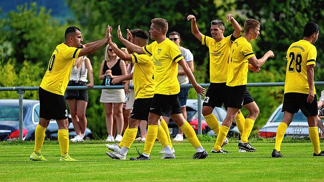 Die Öhninger Spieler bejubeln das Tor von Alessandro Fiore Tapia zum 3:1-Endstand. Mit dem verdienten Sieg gegen die Gäste des FC ...