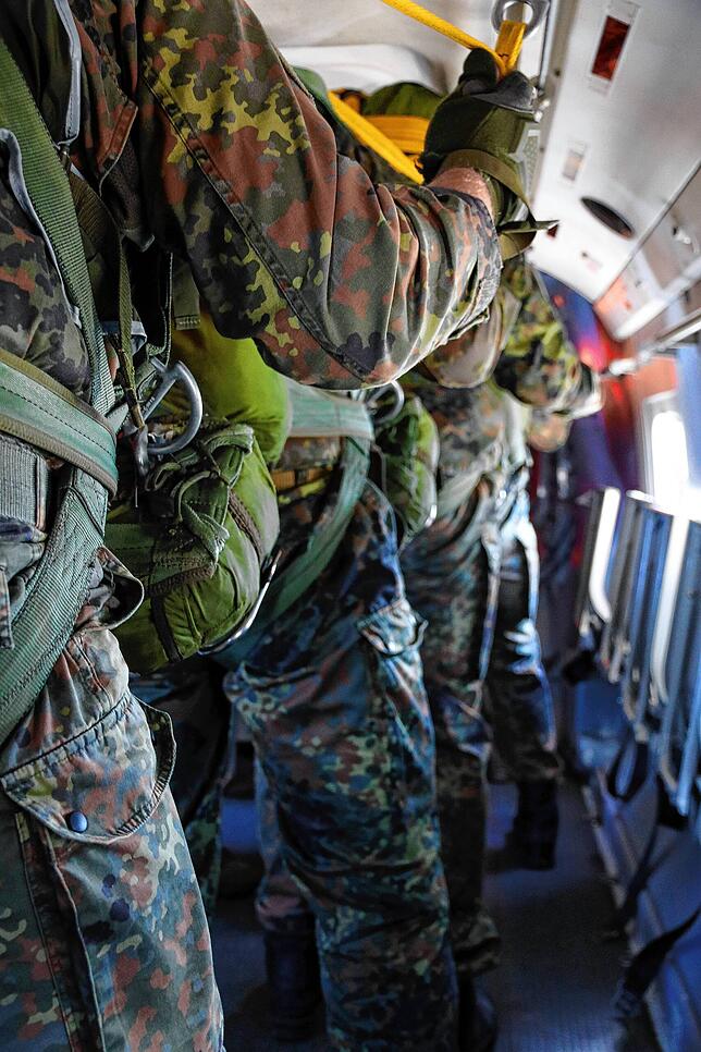 Die Fallschirmspringer stehen bereit. Nach dem Öffnen der Luke gibt der Absetzer nacheinander jedem einen Schlag auf die Schulter mit ...