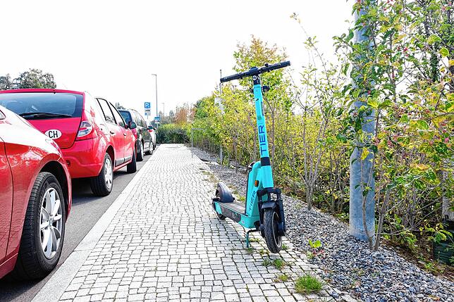 Aktuell gibt es im Überlinger Stadtgebiet keine E-Scooter. Hier ein Roller während der Probezeit im Sommer 2022 am Rande des Uferparks. ...