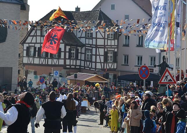 Bild 36: Bunte Fasnachtsfreude beim Narrensprung 2025