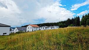 Am Unterkirnacher Sommerberg liegen die Bauplätze für geplante Mehrfamilienhäuser noch brach. Die Wohnhäuser in der Nachbarschaft sind ...