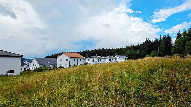 Am Unterkirnacher Sommerberg liegen die Bauplätze für geplante Mehrfamilienhäuser noch brach. Die Wohnhäuser in der Nachbarschaft sind ...