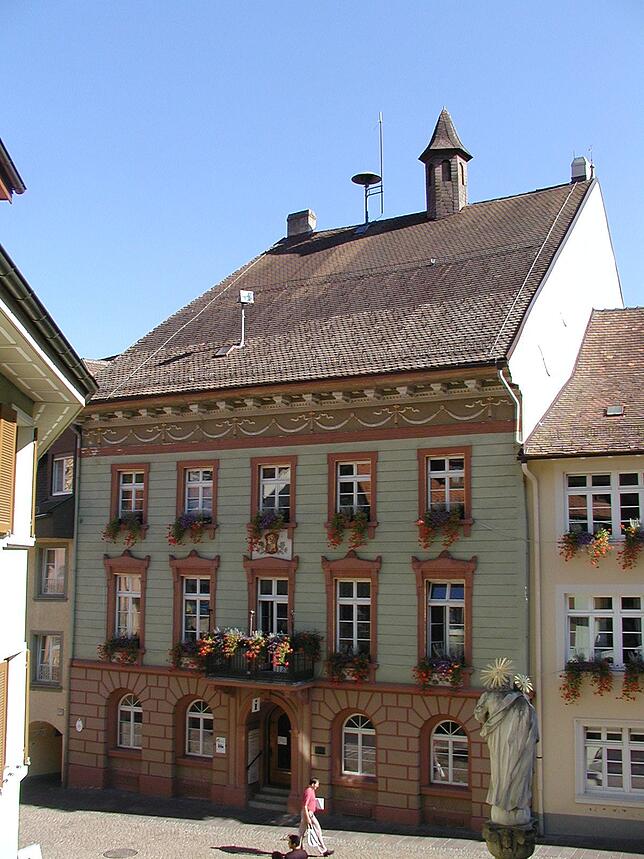 Ohne Rampe: Bislang ist das Rathaus Tiengen nur über eine Treppe erreichbar. Derzeit wird das Erdgeschoss umgebaut. Links und rechts ...