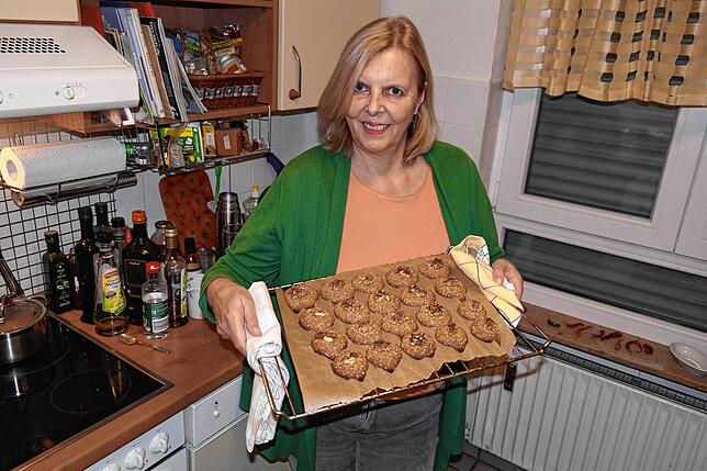 Sie sehen zwar etwas rustikal aus, aber schmecken nicht nur in der Adventszeit super lecker: Sesamplätzchen mit Walnusskernen.