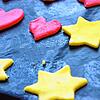 Bunte Plätzchen mögen nicht nur Kinder &ndash; hier wurde der Teig mit gelber und rote Lebensmittelfarbe gefärbt.