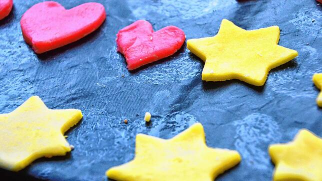 Bunte Plätzchen mögen nicht nur Kinder &ndash; hier wurde der Teig mit gelber und rote Lebensmittelfarbe gefärbt.