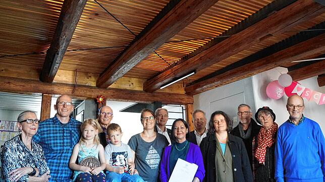Großmutter Renate Schäfer (vorne von links), Papa Carsten, die Kinder Julie und Etienne und Mama Caroline freuen sich zusammen mit ...