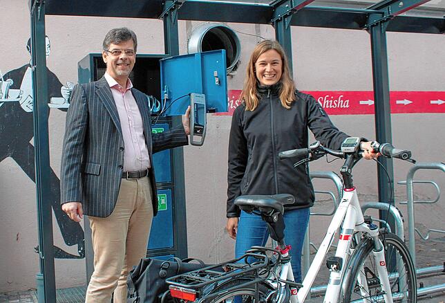 Bürgermeister Georg Riedmann und Salome Kimmig vom Stadtbauamt gaben im Herbst 2020 bei der Ochsenlücke den überdachten ...