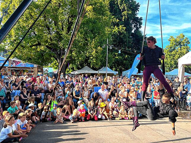Von Artistik-Acts bis zu spektakulären Feuershows: Straßenkünstler sind ein fester Bestandteil des Friedrichshafener Kulturufers und ...