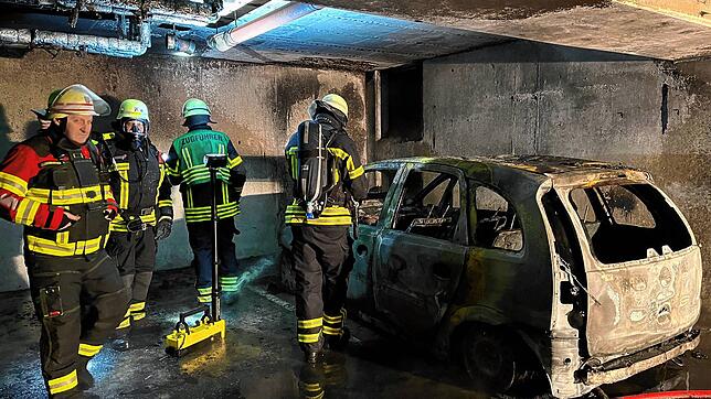 Ein Autobrand in einer Tiefgarage in Manzell zählte für die Friedrichshafener Feuerwehr zu den ersten Einsätzen des Jahres 2024. ...