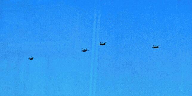 Die vier Boeing CH-47 Helikopter überqueren am Donnerstagvormittag, 13. Juni, Konstanz.