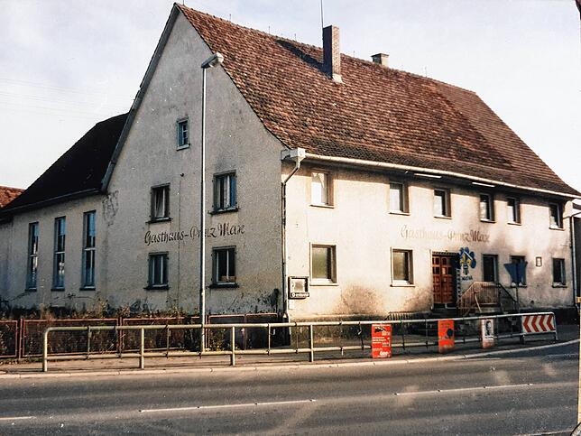1995: Das alte Gasthaus Prinz Max, lange der Kern des Neufracher Dorflebens, war viele Jahre ungenutzt und dämmerte seinem Abriss entgegen.
