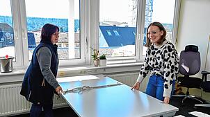 Petra Armbruster (links) und Pia Schneider rücken ihre Schreibtische zurecht. Die Mitarbeiterinnen des Personalwesens sind die ersten, ...