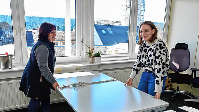Petra Armbruster (links) und Pia Schneider rücken ihre Schreibtische zurecht. Die Mitarbeiterinnen des Personalwesens sind die ersten, ...