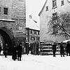 Eine der Panzersperren, hier am Franziskanertor, mit der die einmarschierenden Franzosen davon abgehalten werden sollten, in die Stadt ...