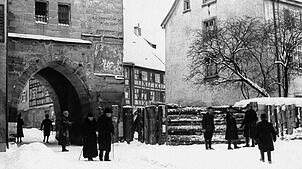 Eine der Panzersperren, hier am Franziskanertor, mit der die einmarschierenden Franzosen davon abgehalten werden sollten, in die Stadt ...