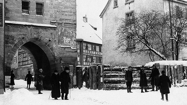 Eine der Panzersperren, hier am Franziskanertor, mit der die einmarschierenden Franzosen davon abgehalten werden sollten, in die Stadt ...