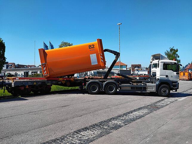 Das Singener Unternehmen Reterra presst den Restmüll in einen Container und verlädt ihn auf einen Bahnwagen, der im Anschluss zur ...