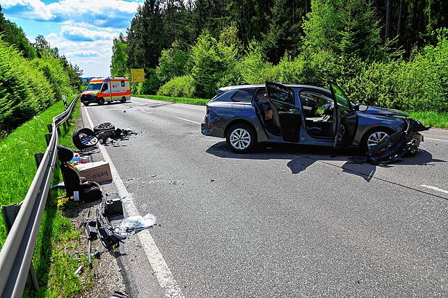 Fahrzeugteile liegen nach dem Unfall weit verstreut auf der Bundesstraße, die für mehrere Stunden gesperrt werden musste.