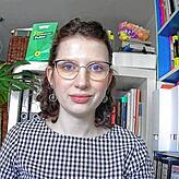 Und so viel sehen Kollegen und Studenten vom Homeoffice, in dem Dozentin Laura von Albedyhll aktuell arbeitet.