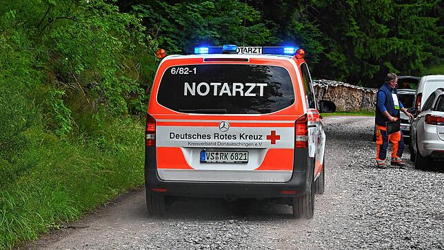 Mehrere Notärzte untersuchten, wie stark die Vergiftungen der Betroffenen waren. Alle 13 wurden danach ins Klinikum gebracht.