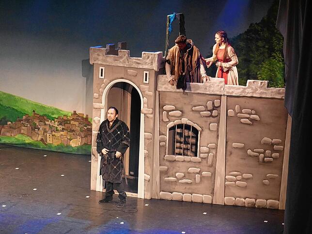 Auch eine Räubergeschichte kommt nicht ohne Liebesdreieck aus: Lady Marian mit ihren Verehrern, dem Sheriff und Robin Hood.