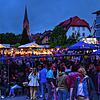 Am Samstagabend feiern tausende Besucher auf dem Stadtfest. Selbst einige dunkle Regenwolken trüben die Stimmung nicht.