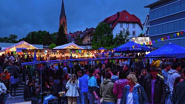 Am Samstagabend feiern tausende Besucher auf dem Stadtfest. Selbst einige dunkle Regenwolken trüben die Stimmung nicht.