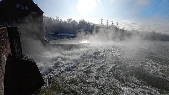 Unterhalb des Wasserkraftwerks Laufenburg steigen in der winterlichen Kälte Dampfschwaden in die Höhe. Der Kraftwerkbetreiber ...