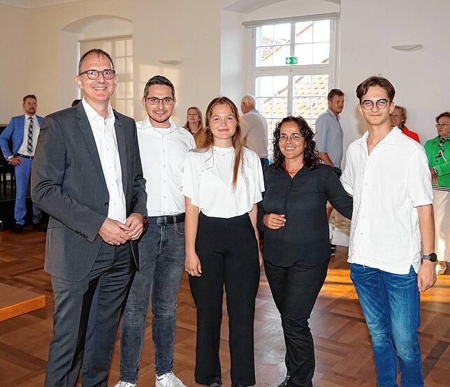 Der glücklichste Moment für Volker Frede im Jahr 2023: Zusammen mit seiner Familie erfährt er das Ergebnis der Bürgermeisterwahl.