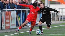 Der FC Hilzingen (links Marcel Bohnenstengel, hier im Duell gegen Ertugrul Topal von der Rielasinger Reserve) spielt gegen ...