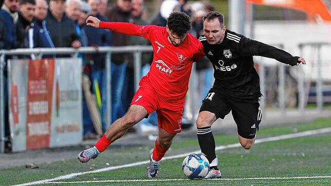 Der FC Hilzingen (links Marcel Bohnenstengel, hier im Duell gegen Ertugrul Topal von der Rielasinger Reserve) spielt gegen ...