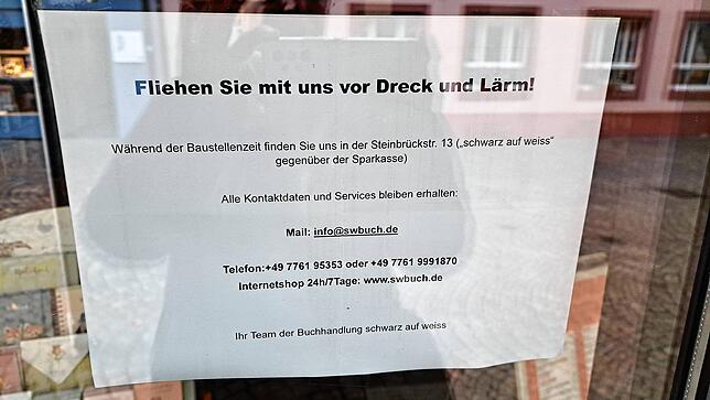 Mit diesem Aushang informiert die Buchhandlung Schwarz auf Weiss darüber, dass sie während der Bauarbeiten vorübergehend an die ...