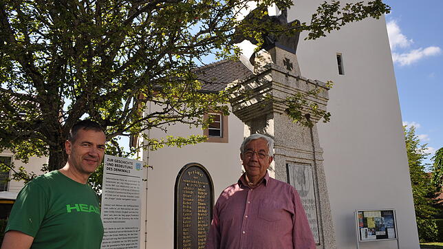 Heimatgeschichte wird in Erinnerung gerufen durch das Denkmal vor der Kirche in Birkendorf. Darüber freuen sich Ortsvorsteher Norbert ...