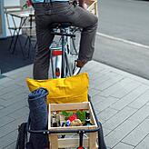 Picknick samt Fahrradanhänger zum Ausborgen: kreative Krisenlösung.