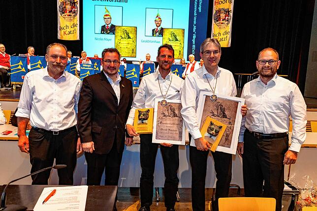 Alter und neuer Vorstand der Katzenmusik. Klaus Neininger (ganz links) löst Nicolas Mayer (2. von rechts) ab. Dominik Schaaf (2. von ...
