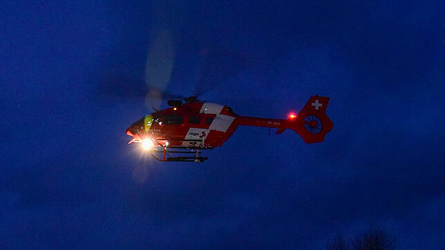 (Symbolbild) Ein Rettungshubschrauber ist am Dienstagabend, 3. Mai, auf der Wollmatinger Straße gelandet.
