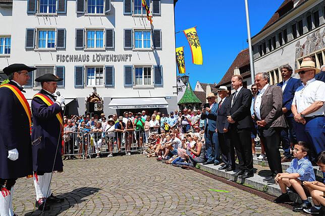 Eric Hueber bittet Oberbürgermeister Jan Zeitler um die Erlaubnis zur Aufführung des Schwerttanzes.