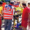 Der verletzte Wassersportler wird mit einer fahrbaren Trage in den DRK-Krankentransportwagen gebracht.