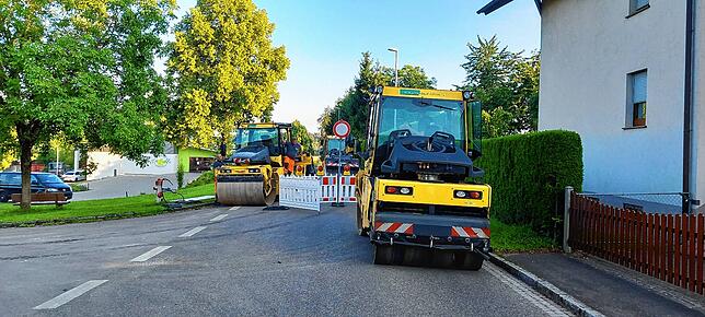 Straßenbauarbeiter machen einen guten Job bei der Sanierung der Landstraße 163. In der Nacht und am Wochenende vollenden sie in der ...