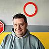 Fahrlehrer Joel Matutis in seiner Fahrschule in Überlingen. Er erlebt, dass die Motivation seiner Schüler sinkt und die Notwendigkeit ...