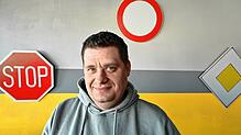 Fahrlehrer Joel Matutis in seiner Fahrschule in Überlingen. Er erlebt, dass die Motivation seiner Schüler sinkt und die Notwendigkeit ...