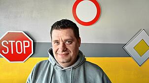 Fahrlehrer Joel Matutis in seiner Fahrschule in Überlingen. Er erlebt, dass die Motivation seiner Schüler sinkt und die Notwendigkeit ...