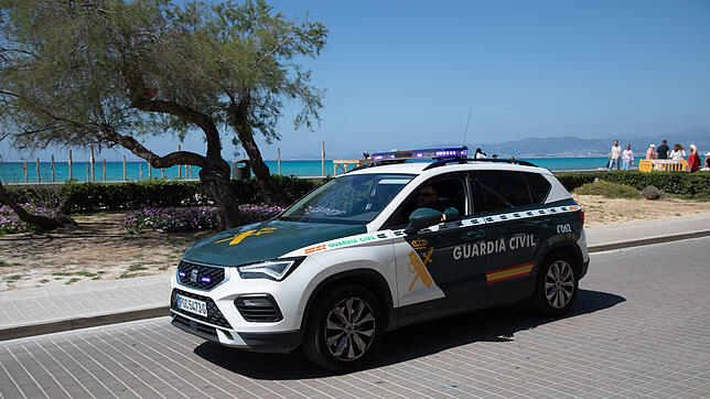 Eine Patrouille der Guardia Civil ist am Strand von Playa de Palma im Einsatz.